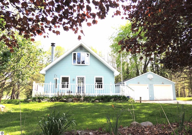 1117 Lincoln Dr, Lake Isabella, MI 48893 - view of front facade with an outdoor structure, a garage, and a front lawn