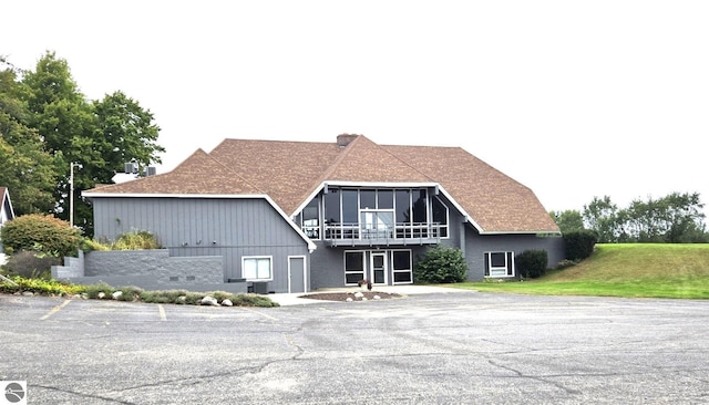 1117 Lincoln Dr, Lake Isabella, MI 48893 - view of front of home with a sunroom