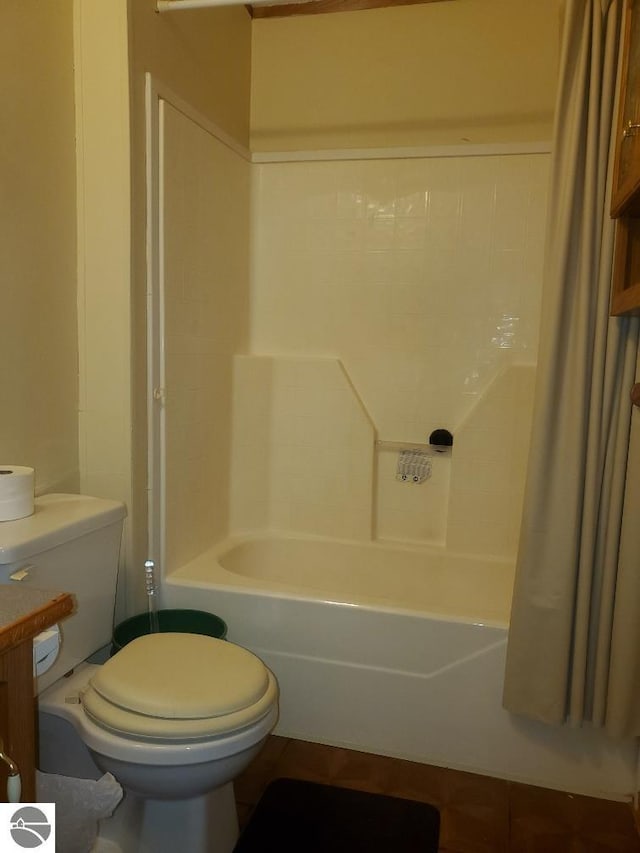 5232 E Broadway Lot 338, Mount Pleasant, MI 48858 - bathroom with toilet and shower / tub combo with curtain
