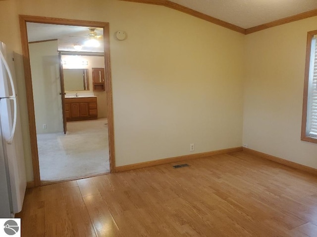 5232 E Broadway Lot 338, Mount Pleasant, MI 48858 - spare room featuring light wood-style flooring, crown molding, a smoke detector, a sink, and ceiling fan