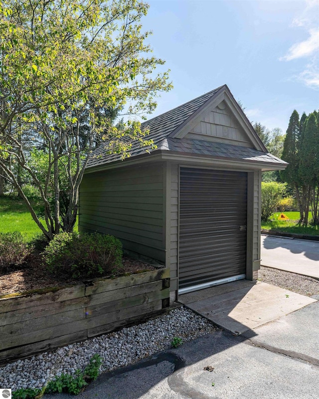 view of detached garage