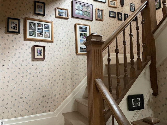 630 N State St, Alma, MI 48801 - stairs featuring wallpapered walls