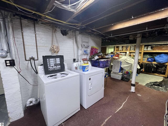 630 N State St, Alma, MI 48801 - clothes washing area with washing machine and clothes dryer