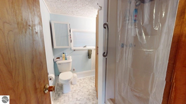 921 Pine St, Harrison, MI 48625 - full bath with a shower, toilet, and a textured ceiling