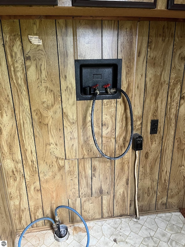 118 W Huron, Omer, MI 48749 - detailed view of wooden walls