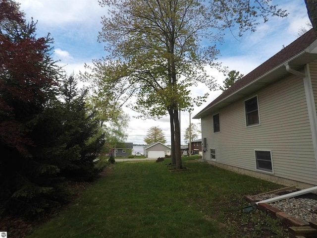 2118 E Lake Mitchell Dr, Cadillac, MI 49601 - view of grassy yard