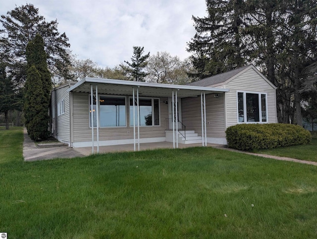 1082 S Sixth St, Au Gres, MI 48703 - view of front of property featuring a front lawn and entry steps