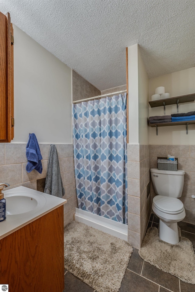 605 E M-55, West Branch, MI 48661 - full bath featuring tile walls, a textured ceiling, tile patterned floors, a shower with curtain, and wainscoting