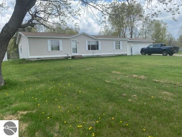 10559 Rosted Rd, Lake City, MI 49651 - manufactured / mobile home featuring a front yard