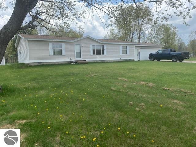 10559 Rosted Rd, Lake City, MI 49651 - manufactured / mobile home featuring a front lawn