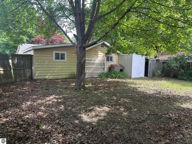 1007 Park St, Mount Pleasant, MI 48858 - view of fenced backyard