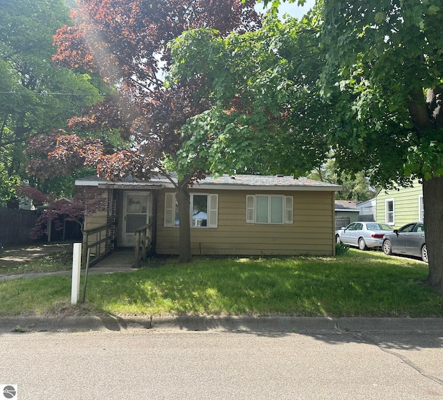1007 Park St, Mount Pleasant, MI 48858 - view of front of house featuring a front lawn