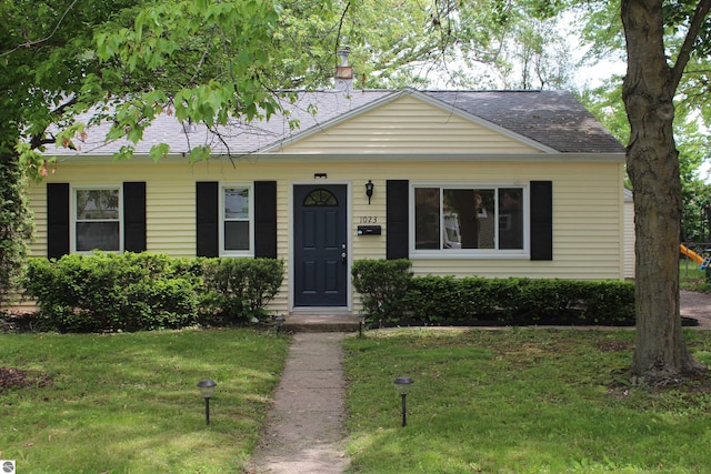1023 S Elizabeth St, Mount Pleasant, MI 48858 - view of front facade featuring a front lawn and roof with shingles