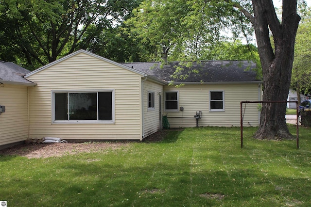 1023 S Elizabeth St, Mount Pleasant, MI 48858 - rear view of property featuring roof with shingles