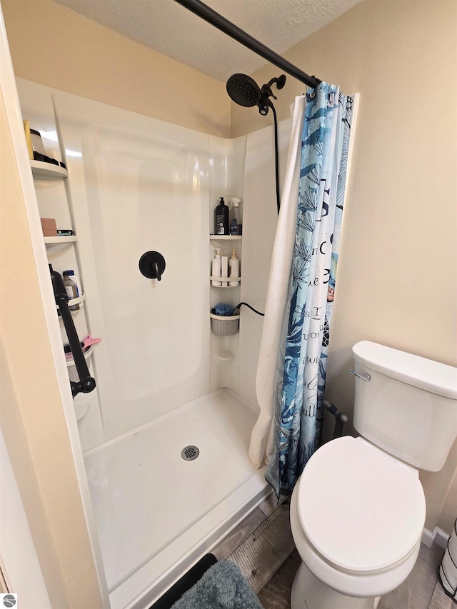 820 Wallace St, Cadillac, MI 49601 - full bath with a stall shower, toilet, and a textured ceiling