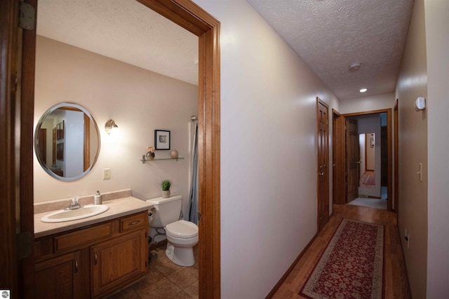 10226 Deerpath N, Traverse City, MI 49685 - hallway featuring a sink and a textured ceiling