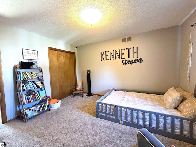 902 S Crapo St, Mount Pleasant, MI 48858 - carpeted bedroom featuring a textured ceiling and a closet