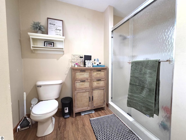 902 S Crapo St, Mount Pleasant, MI 48858 - full bath featuring wood finished floors, toilet, and a stall shower