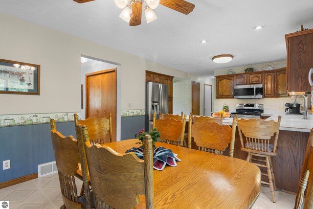 11103 S Ramblewood Dr, Cedar, MI 49621 - dining area featuring a ceiling fan, recessed lighting, and light floors