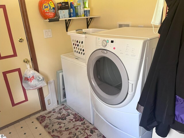2168 S Lorenz Rd, Tawas City, MI 48763 - laundry area featuring washing machine and clothes dryer