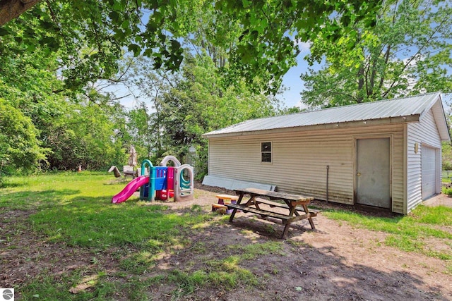 618 N River Ave, Alma, MI 48801 - view of yard with an outdoor structure and a detached garage