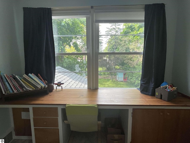 906 Vassar St, Alma, MI 48801 - office space with built in study area and healthy amount of natural light