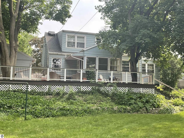 906 Vassar St, Alma, MI 48801 - back of property with a wooden deck