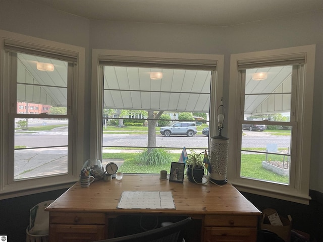 906 Vassar St, Alma, MI 48801 - office featuring healthy amount of natural light