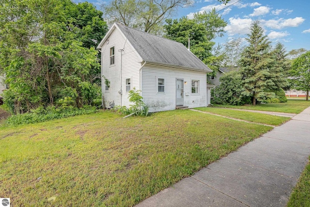 212 Palmer St, Mount Pleasant, MI 48858 - view of front facade featuring a front lawn, roof with shingles, and entry steps