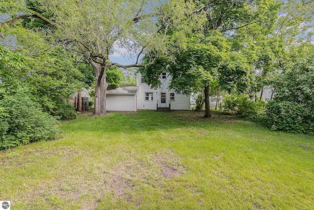 212 Palmer St, Mount Pleasant, MI 48858 - view of green lawn with entry steps