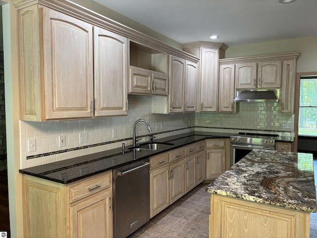 5867 Huron Woods Dr, Tawas City, MI 48763 - kitchen featuring appliances with stainless steel finishes, under cabinet range hood, a sink, dark stone counters, and decorative backsplash