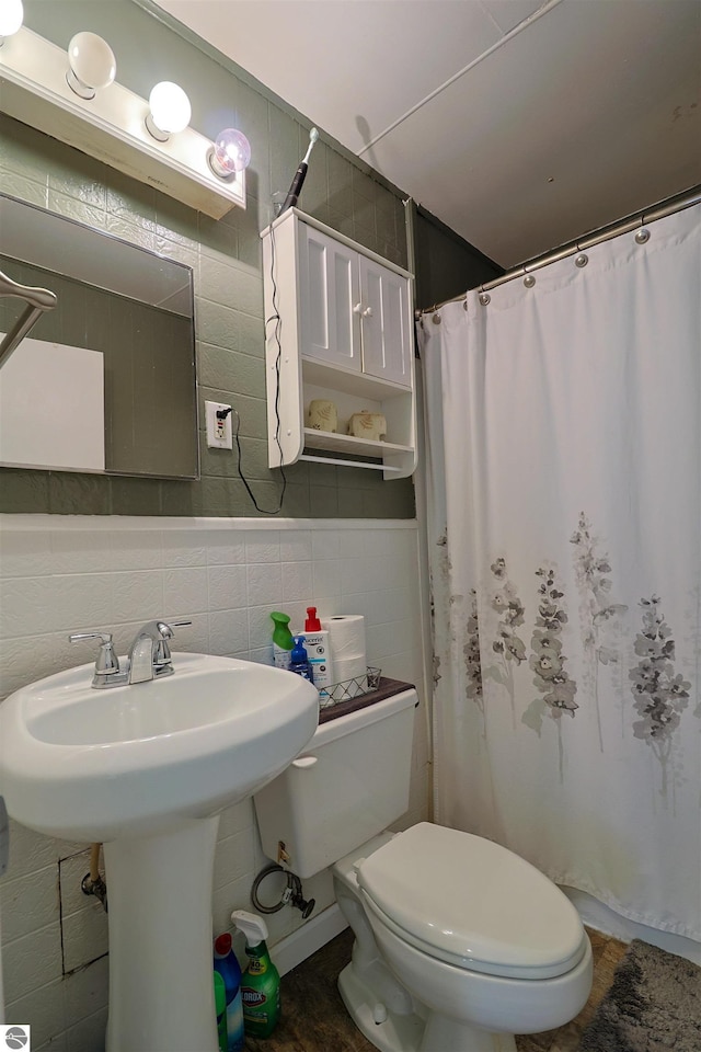 1220 E Gaylord St, Mount Pleasant, MI 48858 - bathroom with toilet and curtained shower