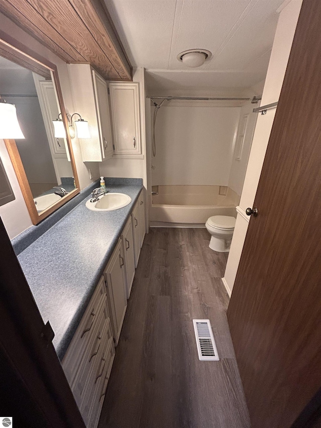 4510 W Country Way, Saginaw, MI 48603 - full bath featuring wood finished floors, vanity, and shower / bathtub combination