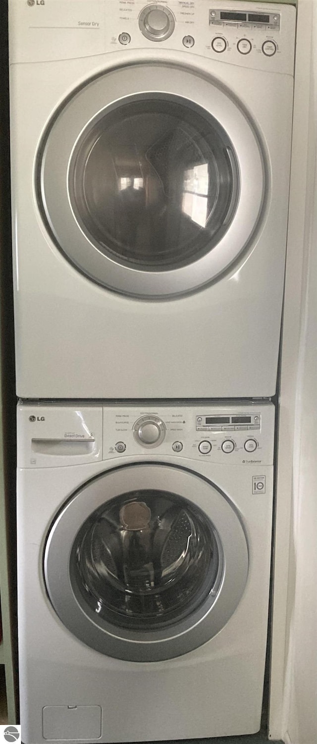4510 W Country Way, Saginaw, MI 48603 - laundry room featuring stacked washing machine and dryer