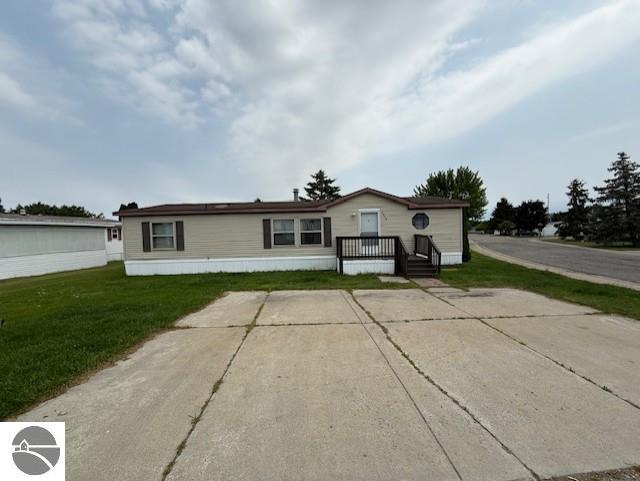 7372 Clans St, Alma, MI 48801 - manufactured / mobile home featuring a front lawn