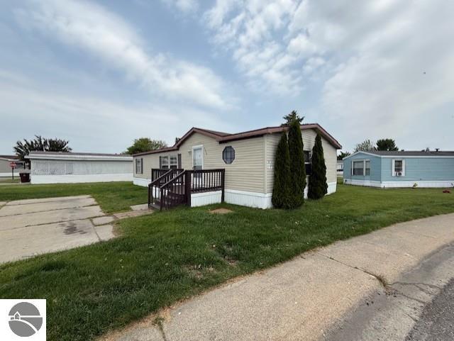 7372 Clans St, Alma, MI 48801 - manufactured / mobile home featuring a front yard
