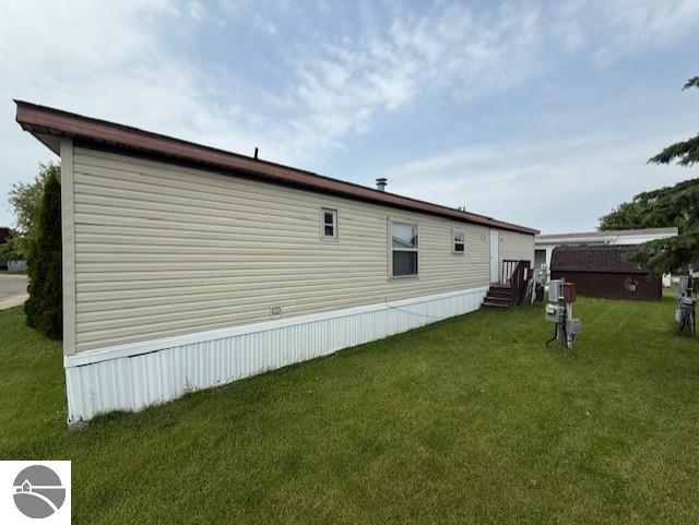 7372 Clans St, Alma, MI 48801 - view of side of property featuring a lawn