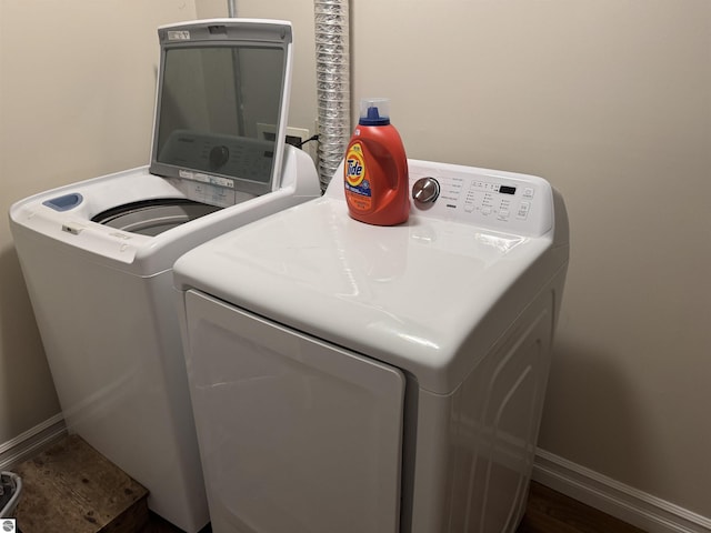 2733 Windcrest Ln, Traverse City, MI 49686 - laundry room featuring independent washer and dryer and baseboards