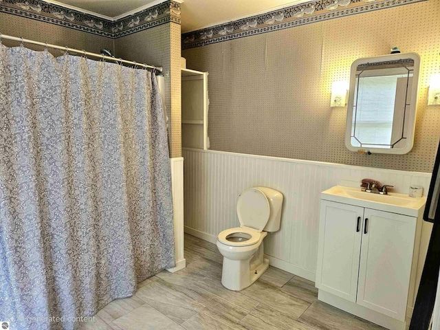 622 W Houghton Lake Rd, Lake City, MI 49651 - full bath with a wainscoted wall, vanity, wallpapered walls, and curtained shower