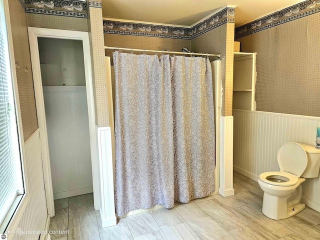 622 W Houghton Lake Rd, Lake City, MI 49651 - full bathroom with a wainscoted wall, curtained shower, and wallpapered walls