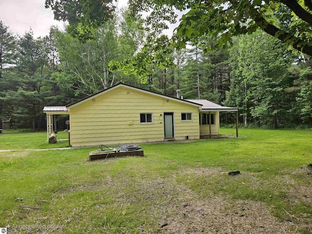 622 W Houghton Lake Rd, Lake City, MI 49651 - rear view of house featuring a lawn