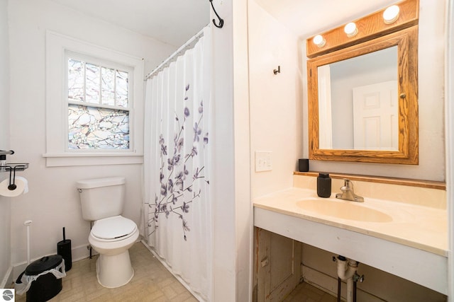 311 E Bennett Ave, Mount Pleasant, MI 48858 - full bathroom featuring a shower with curtain and vanity