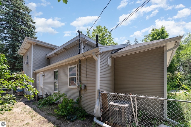 503 N Kinney Ave, Mount Pleasant, MI 48858 - view of side of home