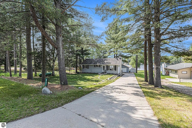 8781 Clam Lake Rd, Bellaire, MI 49615 - view of front of property featuring driveway and a front lawn