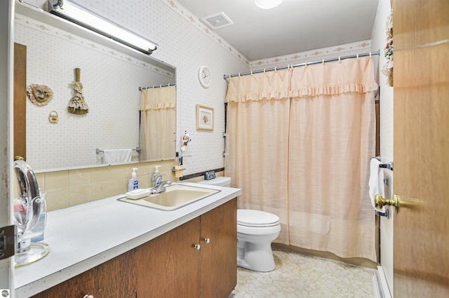 611 Sunset Ln, Cadillac, MI 49601 - full bathroom featuring vanity, a shower with curtain, and wallpapered walls