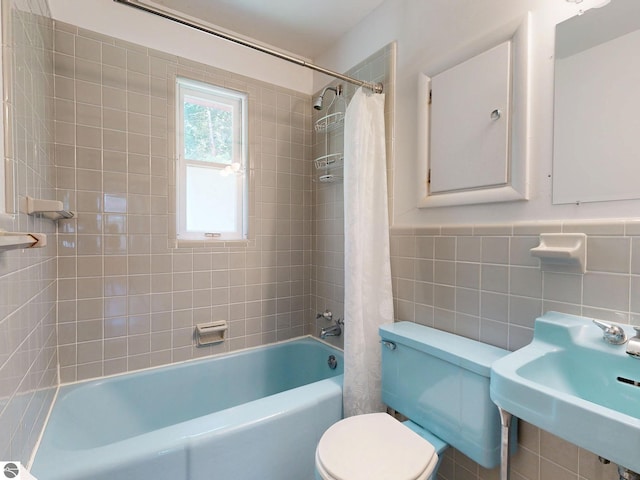 1519 Ridge Rdg, Mount Pleasant, MI 48858 - bathroom featuring shower / tub combo with curtain and tile walls