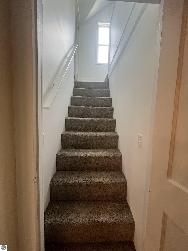 2507 N Lincoln Rd, Rosebush, MI 48878 - view of stairway