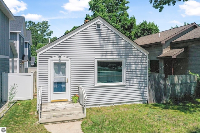 1029 E Front St, Traverse City, MI 49686 - view of front of house