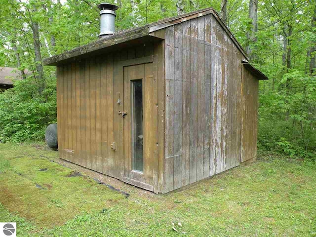 view of shed / structure with a yard