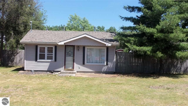 view of front of house featuring a front yard